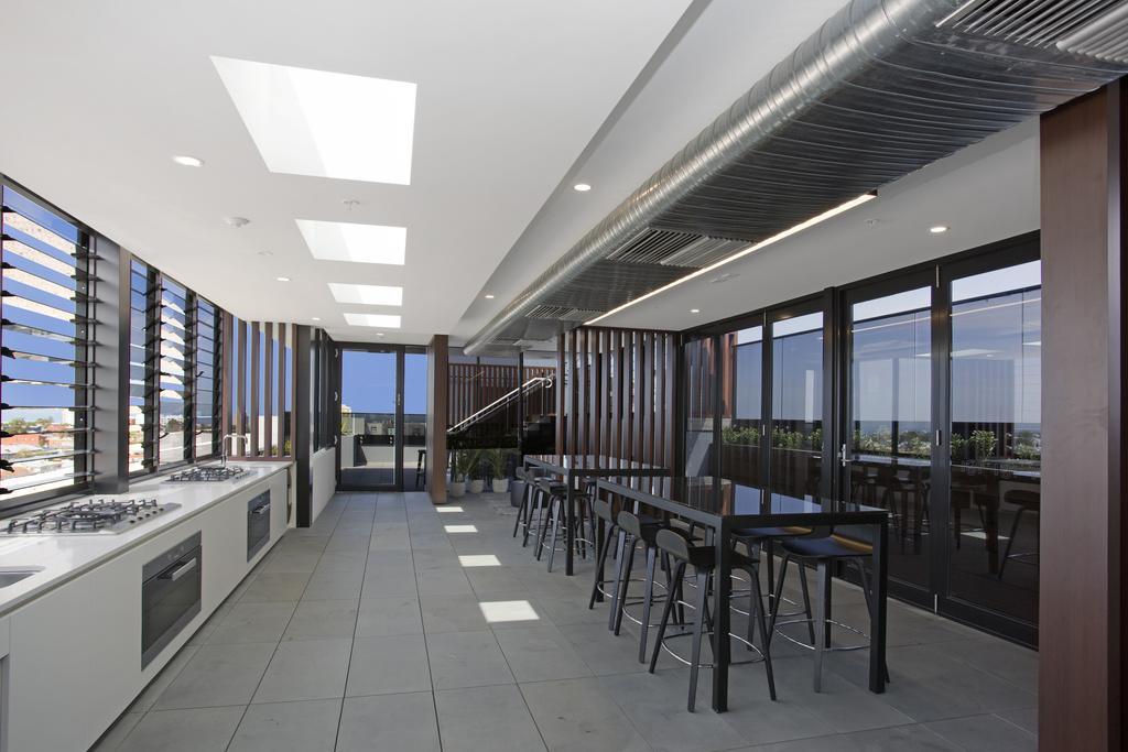 ☆ Heart Of St Kilda ☆ Infinity Pool+Parking+Wifi Appartement Melbourne Buitenkant foto